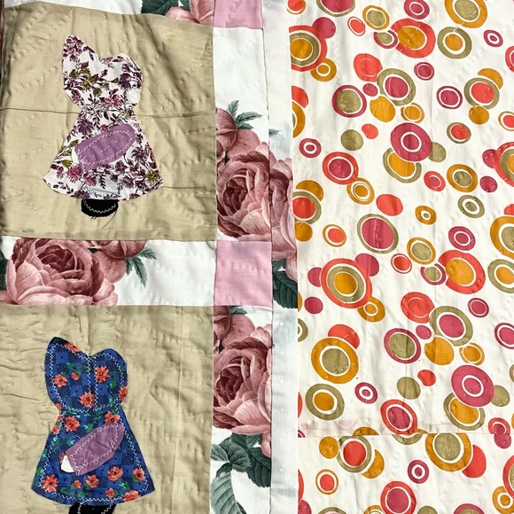 Beautiful Vintage Sunbonnet Sue Appliqued Floral Polka Dot Wall Hanging Quilt - Picture 3 of 16